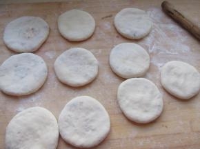 把饼坯子全部用擀面杖擀成薄一些的饼。