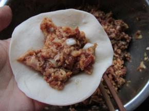 包入白菜肉馅。