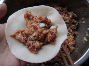 包入白菜肉馅。