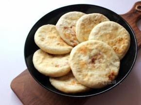 呈黄色拿出趁热享用,外酥脆,内软嫩。