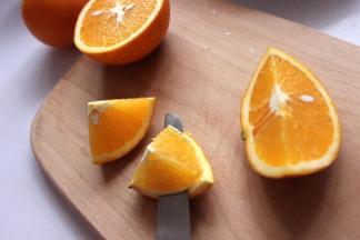 冰糖橙在麻阳的这片土地上生长，绝对称得上是冰糖的清甜味道，有这么好的橙子当然要来一杯了，把橙子去皮。