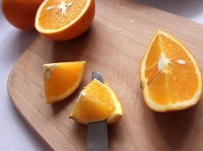 冰糖橙在麻阳的这片土地上生长，绝对称得上是冰糖的清甜味道，有这么好的橙子当然要来一杯了，把橙子去皮。