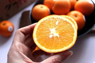 每个橙子的细胞内都充满了水分，足以说明这个橙子的质量。