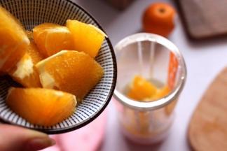 倒入果汁杯里。