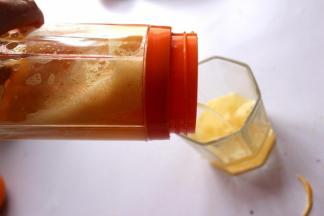 果汁杯子自带的过滤器，倒出果汁即可，也可以不用过滤直接喝。