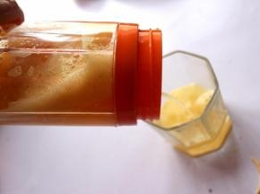 果汁杯子自带的过滤器，倒出果汁即可，也可以不用过滤直接喝。