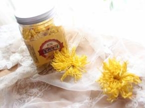 从一朵朵完整的菊花可以看出，每一朵都是经过了精心的烘干。