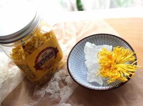 金丝皇菊富含微量元素，氨基酸，维生素等，对眼疲劳有特效，平时对着手机电脑太多，经常饮用一些金丝皇菊茶对眼睛很好的哦。如果体寒的人可以适量放些冰糖来中和一下，如果体热可以直接泡来饮用。我今天就是加了老冰糖的。