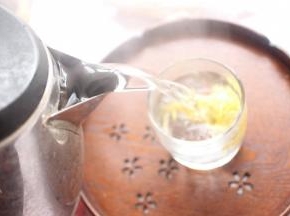 加入滚烫的开水冲泡，这样才能把金丝皇菊中的营养成分充分的泡出。