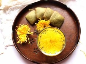 暖暖的下午来上几块费南雪喝上一杯心仪的金丝皇菊茶，看着片片花瓣晶莹剔透，感觉太美喽。