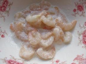 加入蛋清和淀粉抓匀腌渍十分钟。