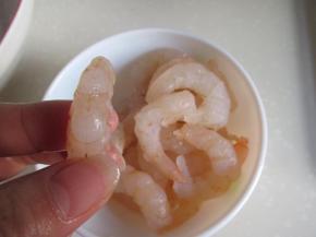 虾仁去掉虾线。
