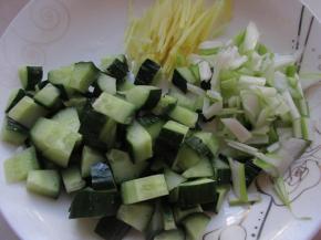黄瓜切丁，葱姜切末。