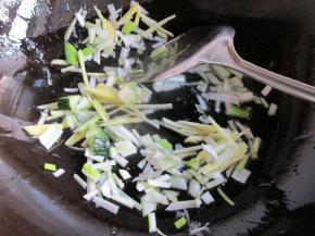 留底油，下葱姜末炒香。