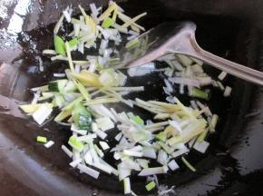 留底油，下葱姜末炒香。