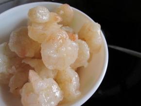 盛出虾仁。