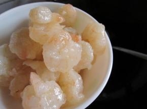 盛出虾仁。