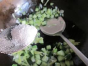 倒入黄瓜丁煸炒，加盐调味。