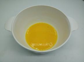 磕2个鸡蛋，去其中的80克全蛋液就可以了