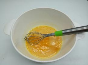 用打蛋器搅拌均匀