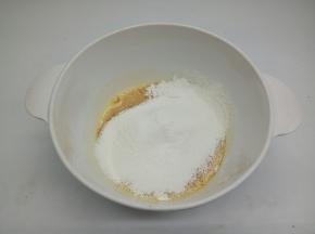 混合的泡打粉和面粉，用筛网过筛，加入到蛋液