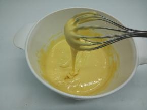 用手动打蛋器（或刮刀）搅拌均匀，成为稠厚的面糊