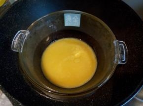 隔水加热，将黄油融化成液态