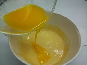 将融化的黄油加入到之前做好的面糊里