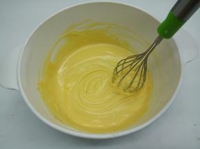 并搅拌均匀，玛德琳面糊就做好了，也可将做好的面糊放入冰箱冷藏30分钟，面糊会变得更稠厚更容易填入模具，如果赶时间也可以直接挤到磨具里