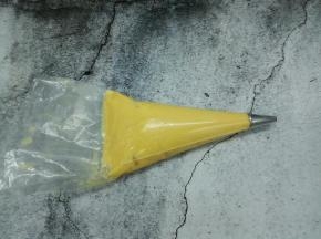 裱花袋一个（将裱花袋套在一个宽口的杯子上，将面糊倒入裱花袋里，用塑料刮板把面糊往下刮）