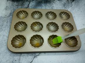 在模具里刷薄薄一层黄油，防粘