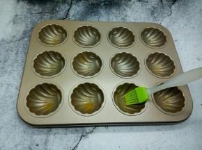 在模具里刷薄薄一层黄油，防粘