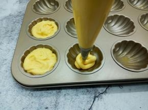 将面糊挤入玛德琳模具里（装7分满就可以了）