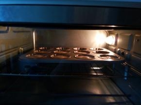 放入预热好的烤箱，上下火175度，中层，烘烤15分钟（具体温度，根据自己烤箱来定）