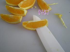 切成小块如图，用刀子片下外皮