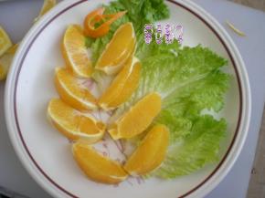 切成小块如图，用刀子片下外皮