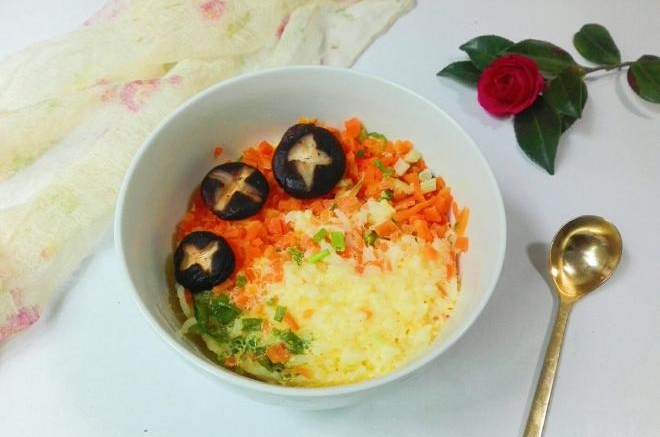 微波炉香菇胡萝卜鸡蛋剩米饭