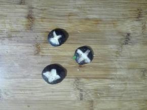 香菇泡好切十字刀