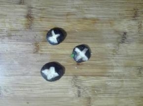 香菇泡好切十字刀