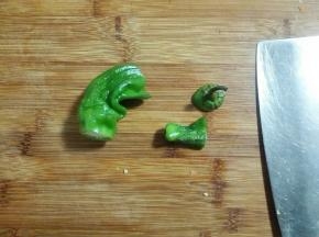 青椒切去头尾，我的青椒不新鲜