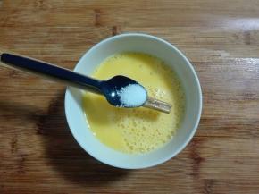 放半小勺盐搅拌均匀