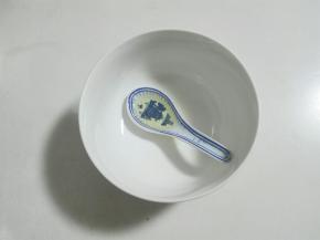 取大碗放一勺炸肉圆的油，涂抹碗里面