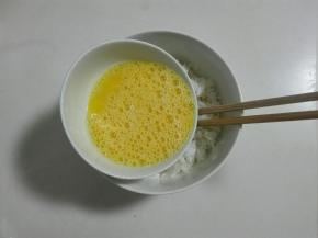 放进剩米饭和蛋液拌匀