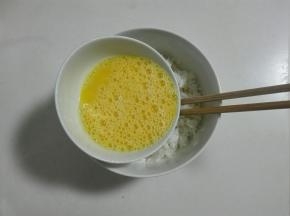 放进剩米饭和蛋液拌匀