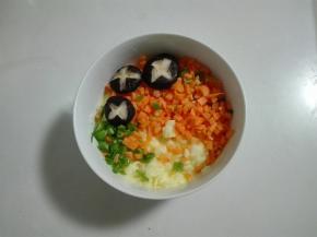 放进胡萝卜丁，青椒丁，青葱