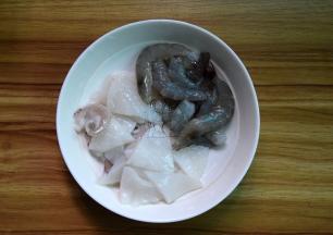 鱿鱼去皮治净切花刀后切小块，鲜虾去壳去虾肠虾线或不去壳随意个人喜欢