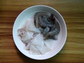 鱿鱼去皮治净切花刀后切小块，鲜虾去壳去虾肠虾线或不去壳随意个人喜欢