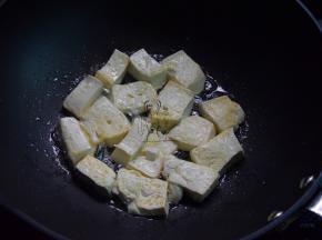 豆腐切块放油锅里煎至两面微金黄