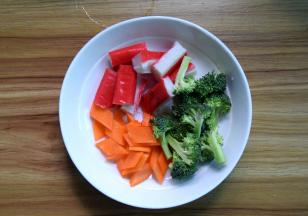 蟹枊切段，西兰花切小朵，胡萝卜切片