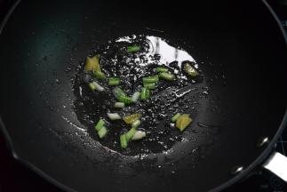 另起锅，下姜片、葱炒出香味